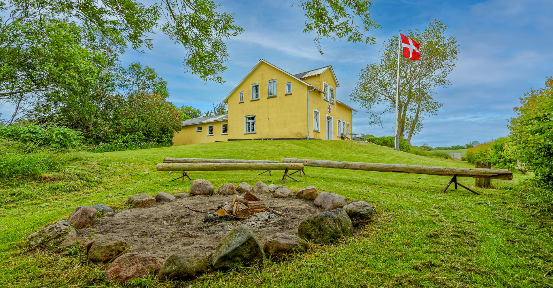 Det gule Barsøhus tæt ved vandet