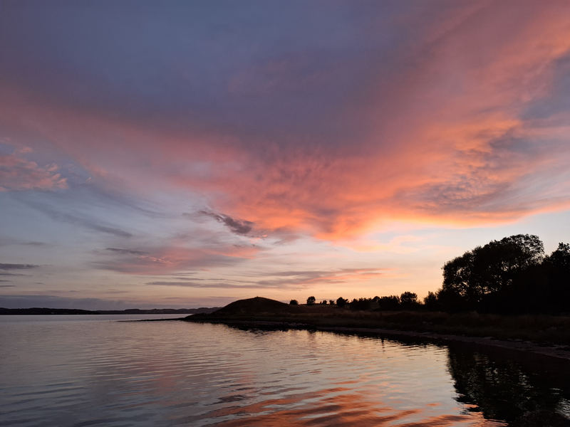 Aftenlys over vandet ved Barsø