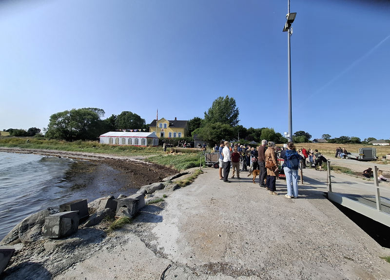 Mennesker samles ved færgelejet på Barsø