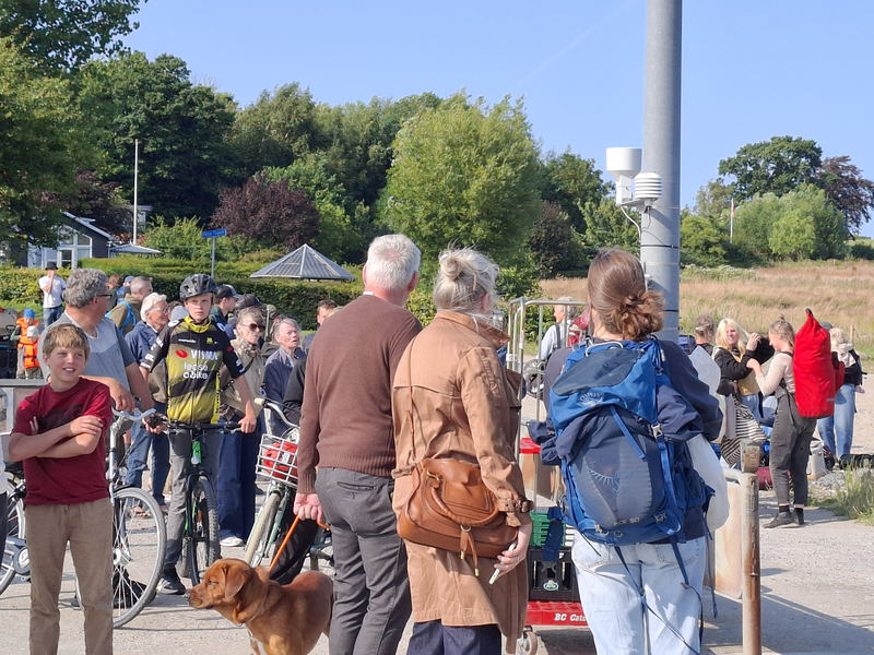 Mennesker ved færgelejet på Barsø