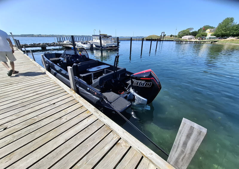 Lille motorbåd i Barsøs havn